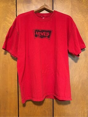 Levi's Men's Red Batwing Logo Crewneck T-Shirt - Grunge Skater